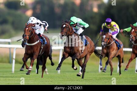 Kind Review, monté par Tom Eaves (à droite), remporte le handicap de Frog Island à l'hippodrome de Leicester. Banque D'Images