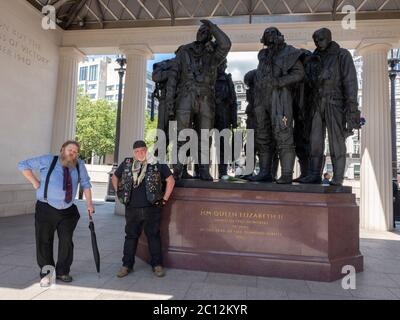 Londres. ROYAUME-UNI. Le 13 juin 2020. Portrait de Philip Holland (avec cravate) et Jon Pugh. Deux anciens soldats de l'armée britannique. Banque D'Images