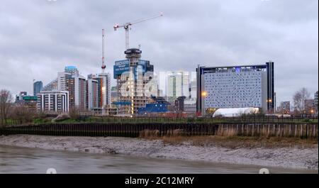 Dockland Light Railway, Canary Wharf en arrière-plan. Banque D'Images