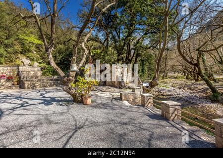 Agia Théodora de Vasta miracle église dans le Péloponnèse, Grèce. Les arbres qui poussent sur le toit sans racines à l'intérieur Banque D'Images