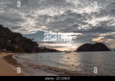 Magnifique coucher de soleil ciel nuageux sur une plage de sable sur les îles tropicales de l'île El Nido Palawan aux Philippines Banque D'Images