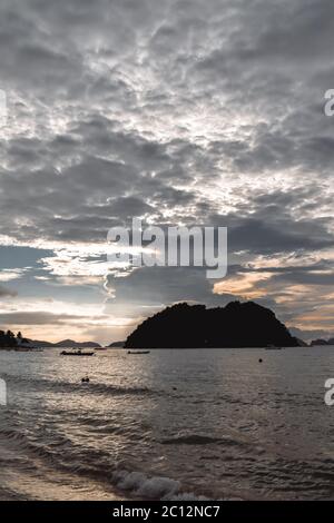 Magnifique coucher de soleil ciel nuageux sur la mer de Wacy sur les îles tropicales à El Nido Palawan aux Philippines Banque D'Images