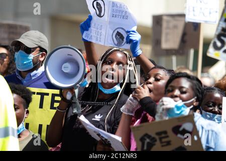 13 juin 2020 : Brighton, Royaume-Uni. 13 juin 2020. Une manifestation de Black Lives Matter a lieu à Brighton, où plus de 1,000 000 manifestants se sont réunis pour se tenir en solidarité avec les manifestations Black Lives Matter dans le monde entier. Le récent meurtre brutal de George Floyd par la police américaine à Minneapolis a déclenché un grand nombre de manifestations dans le monde entier contre la brutalité de la police américaine envers les Afro-Américains et contre la discrimination raciale et l'injustice en général. De nombreux manifestants de Brighton portaient un masque facial et criaient des slogans antiracistes. Les manifestants se sont également alignés le long du front de mer pour une manifestation silencieuse Banque D'Images