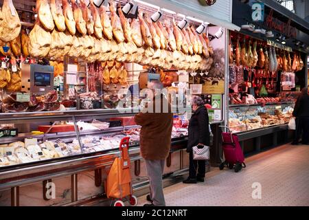 Étals vendant de la viande et des fromages au marché central de Valence, Espagne. Banque D'Images