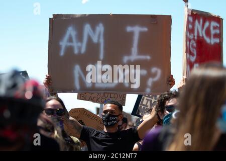 13 juin 2020 : Brighton, Royaume-Uni. 13 juin 2020. Une manifestation de Black Lives Matter a lieu à Brighton, où plus de 1,000 000 manifestants se sont réunis pour se tenir en solidarité avec les manifestations Black Lives Matter dans le monde entier. Le récent meurtre brutal de George Floyd par la police américaine à Minneapolis a déclenché un grand nombre de manifestations dans le monde entier contre la brutalité de la police américaine envers les Afro-Américains et contre la discrimination raciale et l'injustice en général. De nombreux manifestants de Brighton portaient un masque facial et criaient des slogans antiracistes. Les manifestants se sont également alignés le long du front de mer pour une manifestation silencieuse Banque D'Images