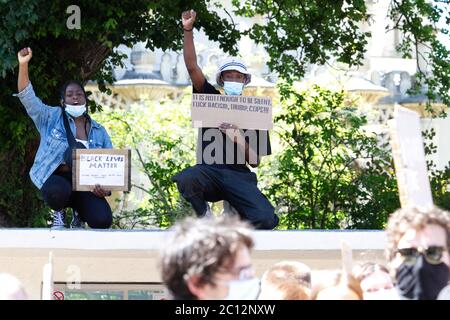 13 juin 2020 : Brighton, Royaume-Uni. 13 juin 2020. Une manifestation de Black Lives Matter a lieu à Brighton, où plus de 1,000 000 manifestants se sont réunis pour se tenir en solidarité avec les manifestations Black Lives Matter dans le monde entier. Le récent meurtre brutal de George Floyd par la police américaine à Minneapolis a déclenché un grand nombre de manifestations dans le monde entier contre la brutalité de la police américaine envers les Afro-Américains et contre la discrimination raciale et l'injustice en général. De nombreux manifestants de Brighton portaient un masque facial et criaient des slogans antiracistes. Les manifestants se sont également alignés le long du front de mer pour une manifestation silencieuse Banque D'Images