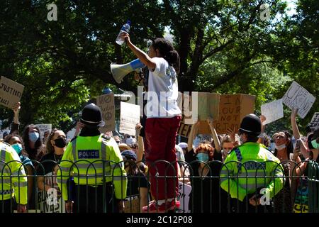 13 juin 2020 : Brighton, Royaume-Uni. 13 juin 2020. Une manifestation de Black Lives Matter a lieu à Brighton, où plus de 1,000 000 manifestants se sont réunis pour se tenir en solidarité avec les manifestations Black Lives Matter dans le monde entier. Le récent meurtre brutal de George Floyd par la police américaine à Minneapolis a déclenché un grand nombre de manifestations dans le monde entier contre la brutalité de la police américaine envers les Afro-Américains et contre la discrimination raciale et l'injustice en général. De nombreux manifestants de Brighton portaient un masque facial et criaient des slogans antiracistes. Les manifestants se sont également alignés le long du front de mer pour une manifestation silencieuse Banque D'Images