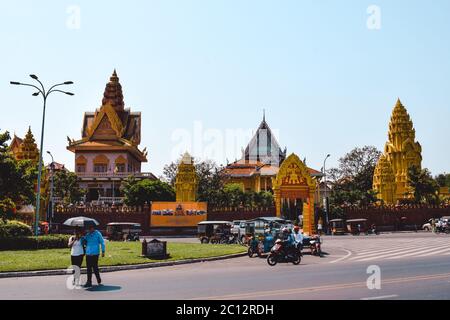 Magnifique temple avec placage doré Wat Ounnalom à Phnom Penh Cambodge Banque D'Images