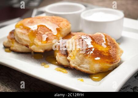 L'idée du petit déjeuner. Crêpes au sirop et au miel. Banque D'Images