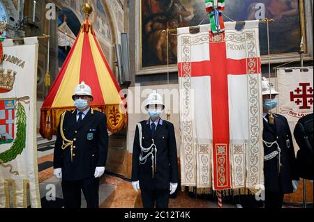 13.06.2020 Padoue - Italie CÉLÉBRATION DU SAMEDI 13 JUIN 2020 - SOLENNITÉ DE S. ANTONIO di PADOVA Basilique de Sant'Antonio: Il y a des files d'attente pour la messe, mais à l'extérieur, il y a la foule pour entrer À PADOUE - pas de pèlerins de l'étranger, mais beaucoup de fidèles de tout le Vénétie et d'autres régions aujourd'hui à Padoue pour la fête de Saint Anthony, conditionné par les règlements anti-Covid sur la santé. Au cours des huit masses, comme annoncé, l'accès à la Basilique del Santo est limité à 200 personnes à la fois, en plus il ya 150 sièges avec deux écrans géants dans le cloître du Noviciat et 250 chaises avec un g. Banque D'Images