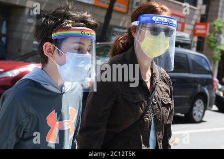 Mère et fils portant des masques protecteurs et des écrans faciaux pendant la pandémie Covid-19 à Montréal Canada (modèle mis en circulation) Banque D'Images