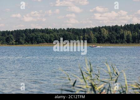 Lac et Forêt avec bateau de pêche au journée ensoleillée en Russie. Locations Banque D'Images