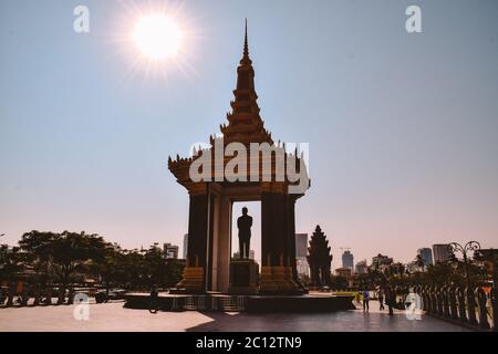 Soleil brillant sur le Monument de l'indépendance à Phnom Penh Cambodge Banque D'Images