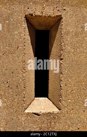 Port de vue de la tour de contrôle des feux d'artillerie côtière en béton renforcé à fort Miles, Cape Henloopen, DE. Banque D'Images