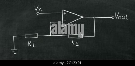 Circuit de l'amplificateur opérationnel dessiné sur le tableau noir à la craie Banque D'Images