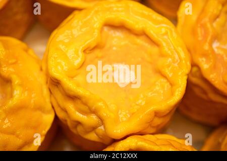 Fromage à pâte molle Langres, lait de vache français. Collection de fromages français crémeux et de couleur orange friable. Photo de haute qualité Banque D'Images