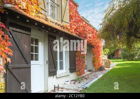 Cottage traditionnel au début de l'automne Banque D'Images