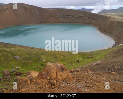 Le cratère circulaire viti en Islande, rempli d'eau bleue Banque D'Images