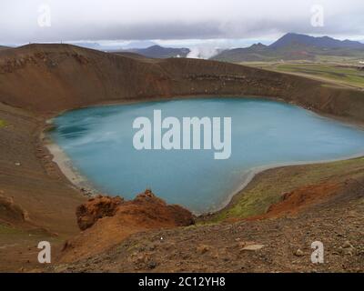 Le cratère circulaire viti en Islande, rempli d'eau bleue Banque D'Images