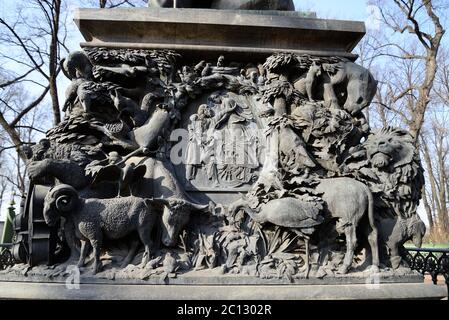 Fragment de monument à Ivan Krylov dans le jardin d'été. Banque D'Images