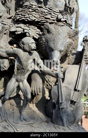 Fragment de monument à Ivan Krylov dans le jardin d'été. Banque D'Images