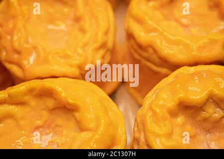 Fromage à pâte molle Langres, lait de vache français. Collection de fromages français crémeux et de couleur orange friable. Photo de haute qualité Banque D'Images