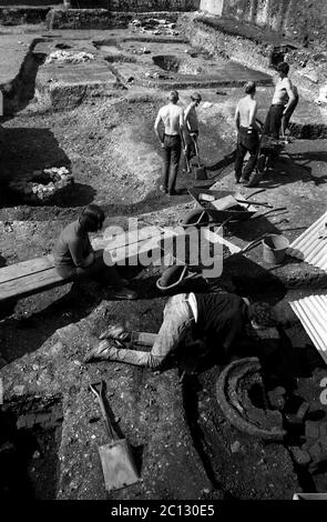 AJAXNETPHOTO. 31 MAI 1969. PORTSMOUTH, ANGLETERRE. - DIG IN - PORTSMOUTH MUSEUM FOUILLES ARCHÉOLOGIQUES DANS OYSTER STREET A RÉVÉLÉ UN WHAREHOUSE DU DÉBUT DU XIIIE SIÈCLE, DES COQUILLES D'HUÎTRES, DES FRAGMENTS DE POTERIE ROMAINE DANS LES PUITS ET DEUX FOURS DE FUSION DE CUIVRE OU DE BRONZE PENSÉ À DATE À 1750.PHOTO:JONATHAN EASTLAND/AJAX REF:356922 8A 98 Banque D'Images