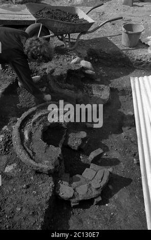 AJAXNETPHOTO. 31 MAI 1969. PORTSMOUTH, ANGLETERRE. - DIG IN - PORTSMOUTH MUSEUM ARCHÉOLOGIQUE DIG-IN DANS OYSTER STREET A RÉVÉLÉ UN WHAREHOUSE DU DÉBUT DU XIIIE SIÈCLE, DES COQUILLES D'HUÎTRES, DES FRAGMENTS DE POTERIE ROMAINE DANS LES PUITS ET DEUX FOURS DE FUSION DE CUIVRE OU DE BRONZE PENSÉ À DATE À 1750.PHOTO:JONATHAN EASTLAND/AJAX REF:356922 9A 98 Banque D'Images