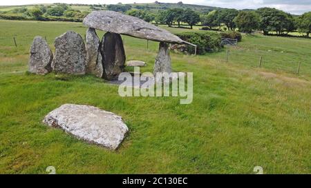 Vue aérienne de Pentre Ifan Dolmen 3500 BC Burial Chamber, près de Newport, Piemeshire Wales UK Banque D'Images