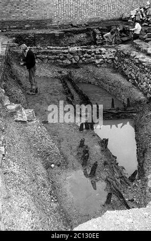 AJAXNETPHOTO. JANVIER 1971. PORTSMOUTH, ANGLETERRE. - OLD MOORINGS - PORTSMOUTH MUSEUM FOUILLES ARCHÉOLOGIQUES DANS LE VIEUX PORTSMOUTH DÉCOUVERT UNE JETÉE DU XVE SIÈCLE.PHOTO:JONATHAN EASTLAND/AJAX REF:357101 2 88 Banque D'Images