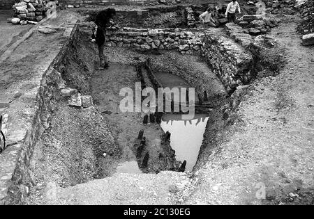 AJAXNETPHOTO. JANVIER 1971. PORTSMOUTH, ANGLETERRE. - OLD MOORINGS - PORTSMOUTH MUSEUM FOUILLES ARCHÉOLOGIQUES DANS LE VIEUX PORTSMOUTH DÉCOUVERT UN 15ÈME SIÈCLE JETTY.PHOTO:JONATHAN EASTLAND/AJAX REF:357101 3 89 Banque D'Images