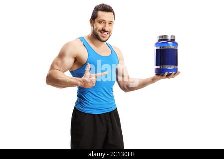 Bodybuilder musculaire tenant un paquet de protéine en poudre et pointant isolé sur fond blanc Banque D'Images