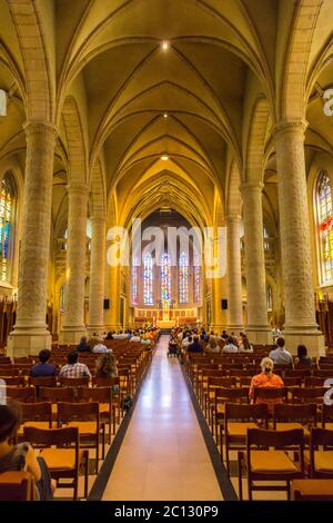 Les gens pendant la messe dans l'église Saint-Michel Banque D'Images