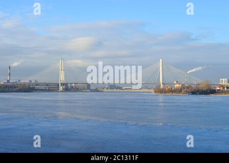 Le câble resta sur le pont et la rivière Neva. Banque D'Images