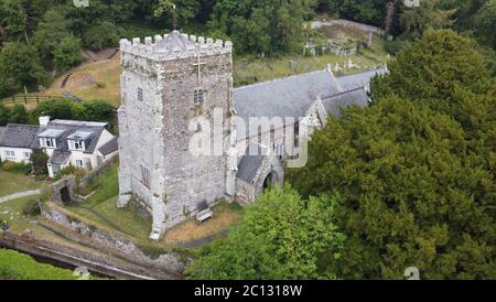 Vue aérienne de l'église St Brynach, église Nevern, Pembrokeshire, pays de Galles, Royaume-Uni Banque D'Images