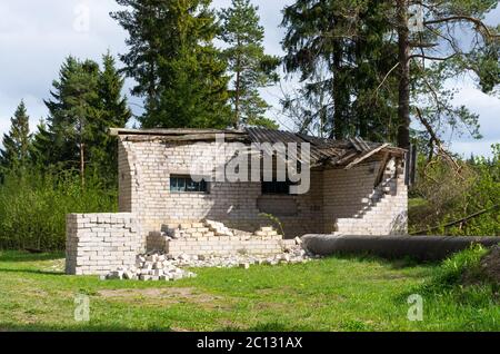 Brique vieux bâtiment en ruine dans les bois Banque D'Images