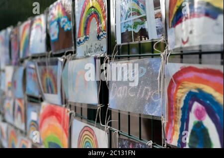 Art scolaire affiché sur une porte d'école Banque D'Images