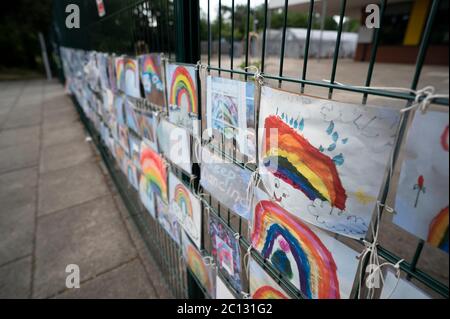 Art scolaire affiché sur une porte d'école Banque D'Images