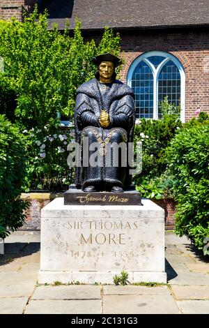 Sir Thomas More sculpture de L. Cubitt Bevis à l'extérieur de Chelsea Old Church, Londres, Royaume-Uni Banque D'Images