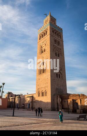 Maroc, Marrakech-Safi (Marrakech-Tensift-El Haouz), Marrakech. Mosquée Koutoubia du XIIe siècle avec ciel bleu par temps ensoleillé Banque D'Images