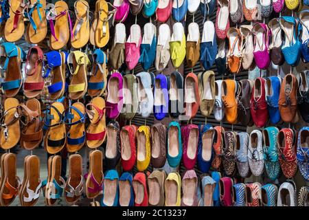 MAROC MARRAKECH JEMAA EL FNA MEDINA SOUK ASSORTIMENT DE CHAUSSURES EN CUIR MULTICOLORES, CHAUSSONS OU BABOUCHE À VENDRE Banque D'Images