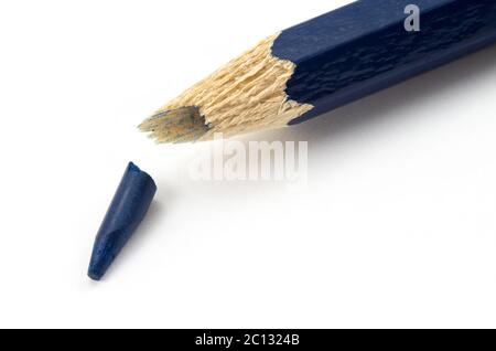 Crayon bleu avec bout cassé isolé sur fond blanc Banque D'Images