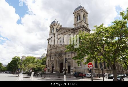 Église Saint-François-Xavier vue du boulevard des Invalides à Paris. Banque D'Images