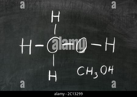 Le méthanol de l'alcool sur le tableau noir dans la classe de chimie. Banque D'Images