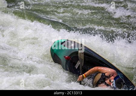 Kayak libre mâle sur le Nil au Nile Festival de kayak du Nil, Jinja, Ouganda, Afrique Banque D'Images