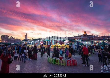 Place Jemaa El Fna (Djemaa El Fna) au crépuscule, Marrakech (Marrakech), Maroc, Afrique du Nord, Afrique Banque D'Images