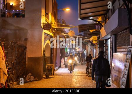 Rues, souks et boutiques à l'intérieur de la médina à Marrakech (Marrakech), Maroc, Afrique la nuit Banque D'Images