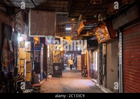 Rues, souks et boutiques à l'intérieur de la médina à Marrakech (Marrakech), Maroc, Afrique la nuit Banque D'Images