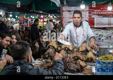 Des vendeurs de cuisine de rue en plein air cuisent et servent des têtes de mouton sur la place principale de Djemaa El Fna à Marrakech Maroc la nuit Banque D'Images