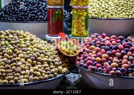 Olives à vendre au marché de la nourriture de rue en plein air sur la place principale de la place Djemaa El Fna à Marrakech Maroc la nuit Banque D'Images